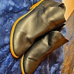 Womens Black  booties ankle shoe 9 1/2 Wide.